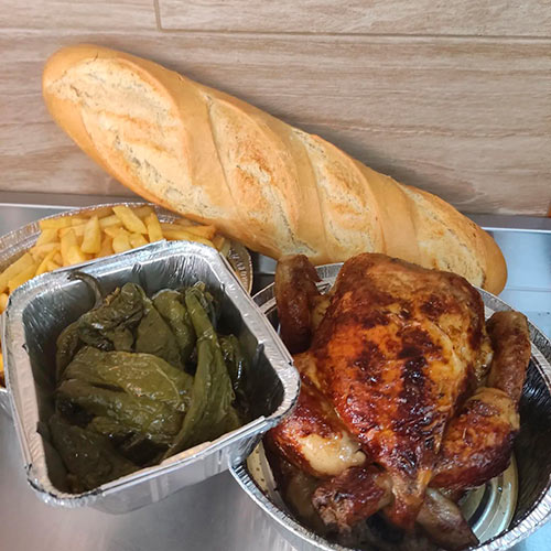 combo de pollo, pimientos, patatas y pan